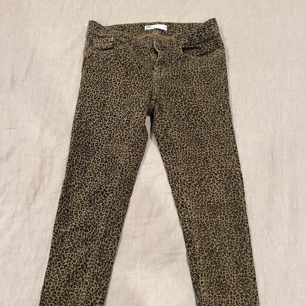 Zara leopard straight legged jeans! Size 6